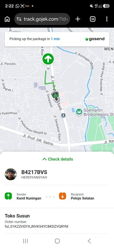 Customer melacak pengiriman